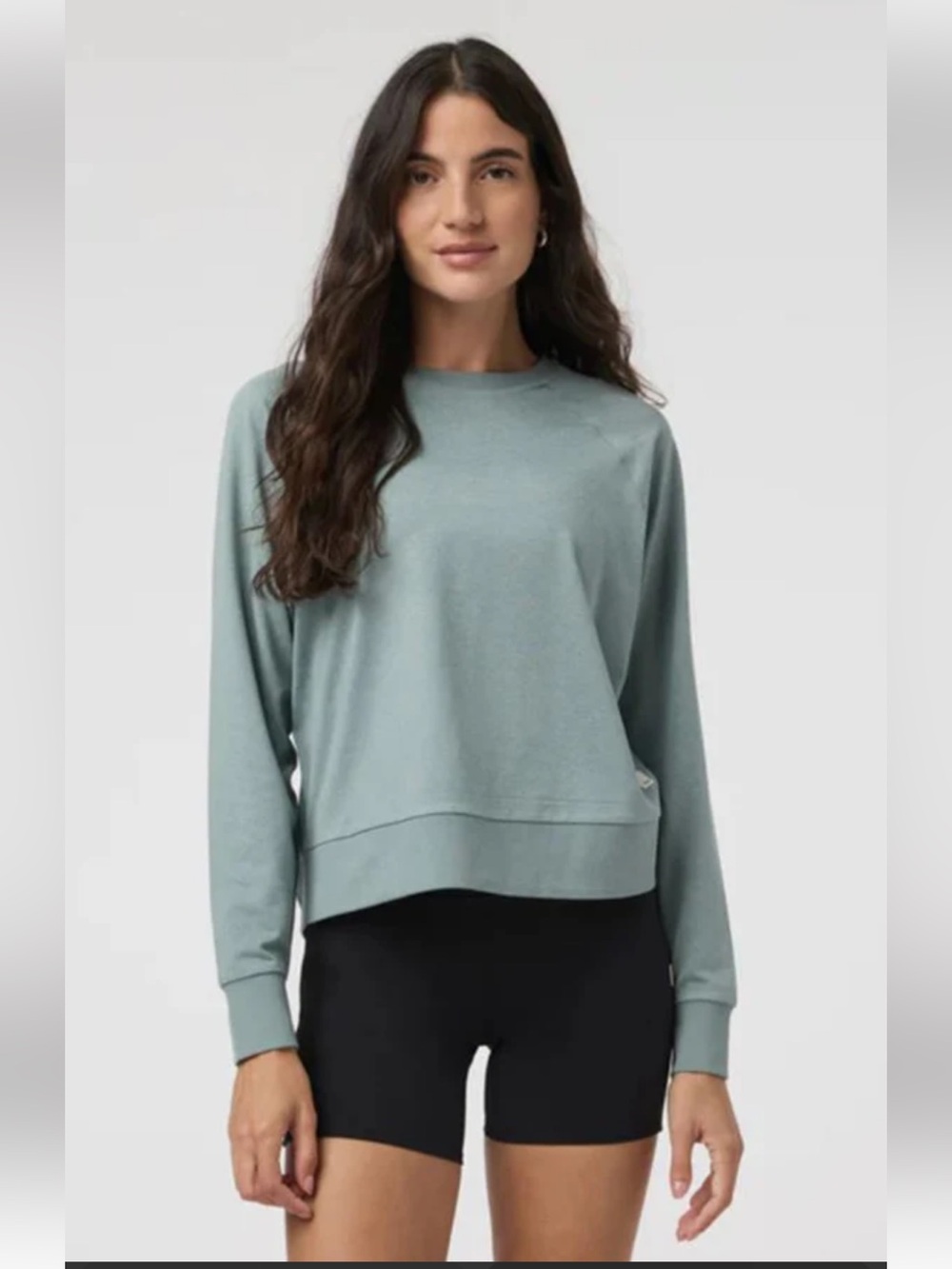 Vuori women’s Halo crewneck in sage green